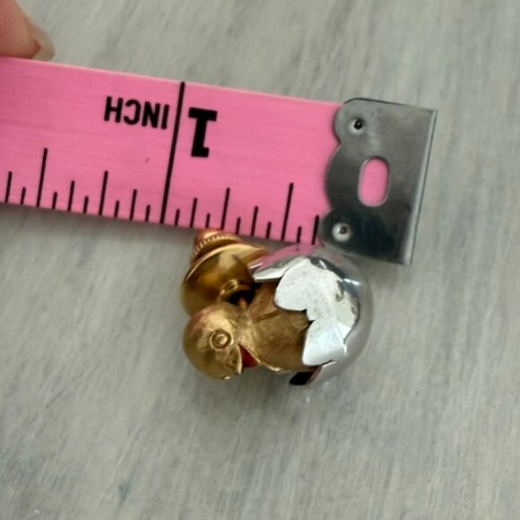 VTG Avon Chicken Chick Hatching Egg Pin Easter Spring Gold Silver Tone 0.6" - Picture 7 of 7
